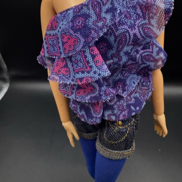 2009 Spinmaster Liv Doll With Outfit, Jewelry, Gold Shoes and Brown Wig - Picture 7 of 8